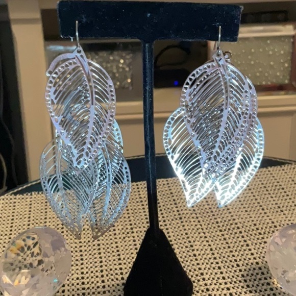 MULTI SILVER LEAVE DANGLE EARRINGS 1 1/2 x 3” - Picture 1 of 2